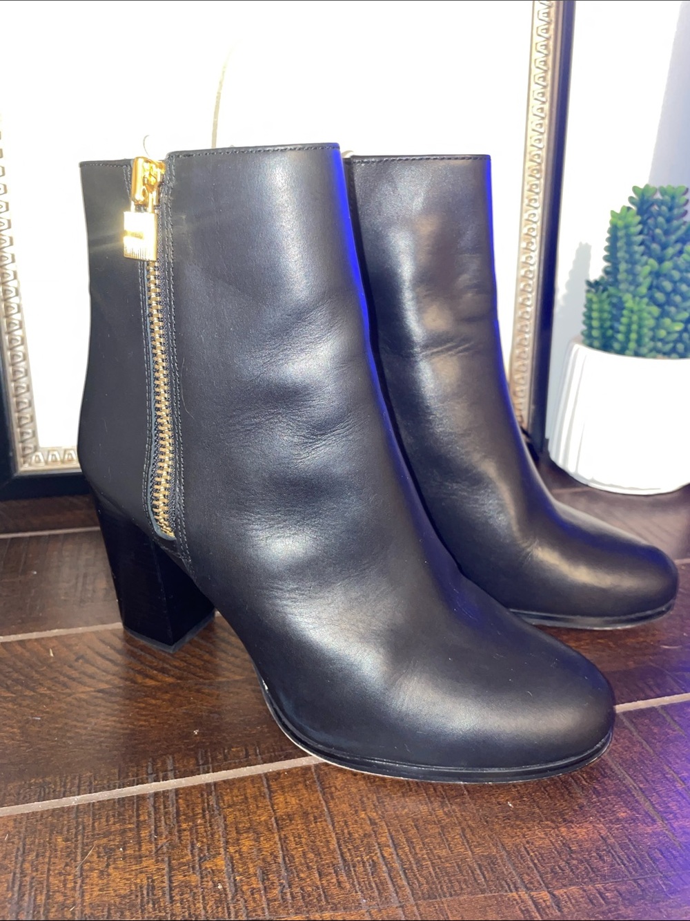 Michael Kors Frenchie Black Leather Britt Ankle Booties Gold Zip/Lock Size 8M